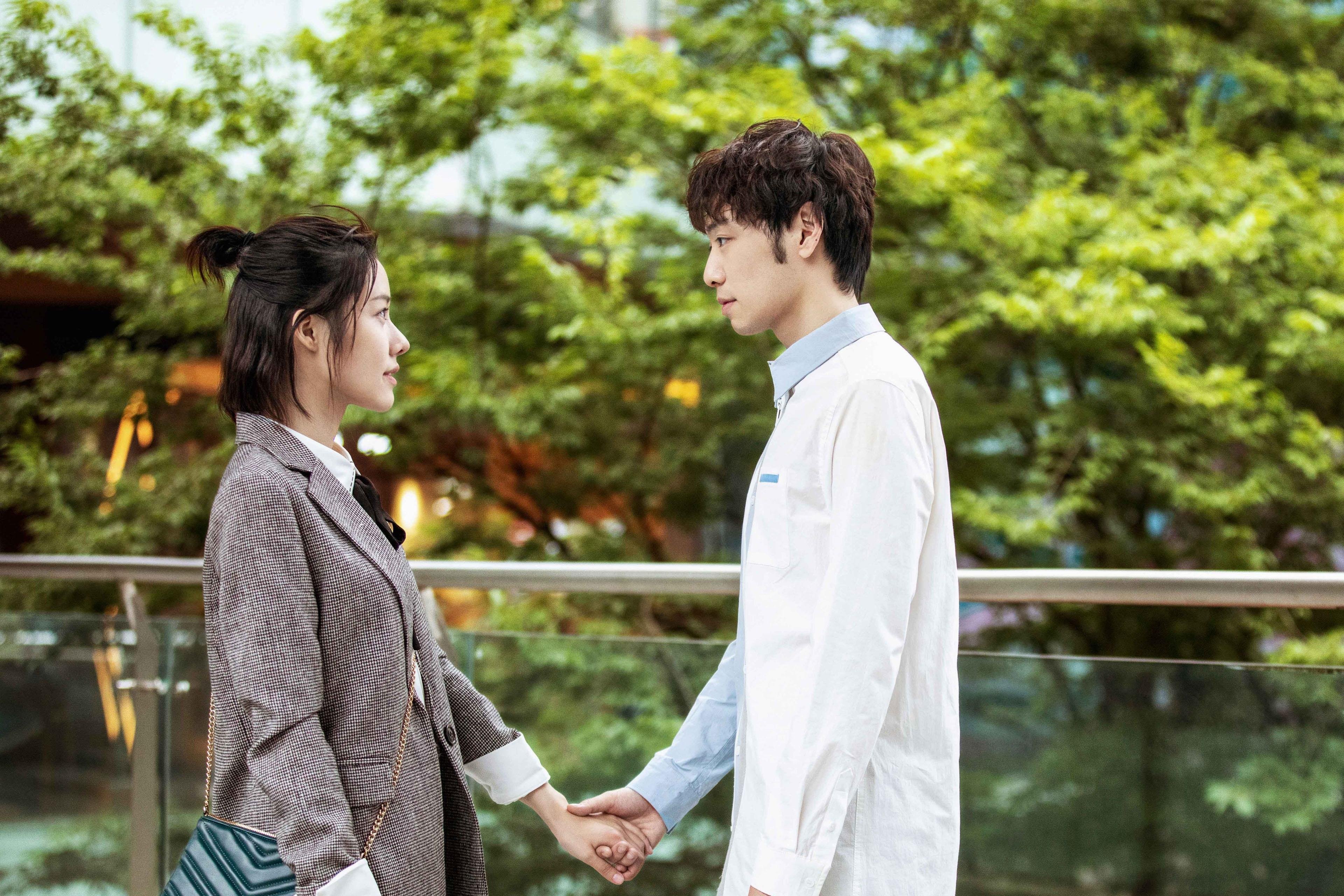 “飞盘：三叉湖田径场上的空中激情与极限对抗”